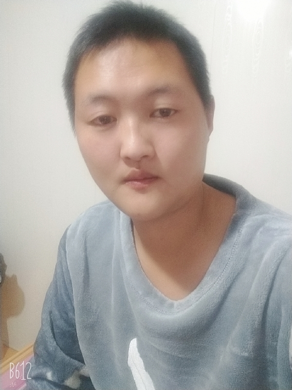 烟圈里透着伤的第一张照片--南通相亲服务中心